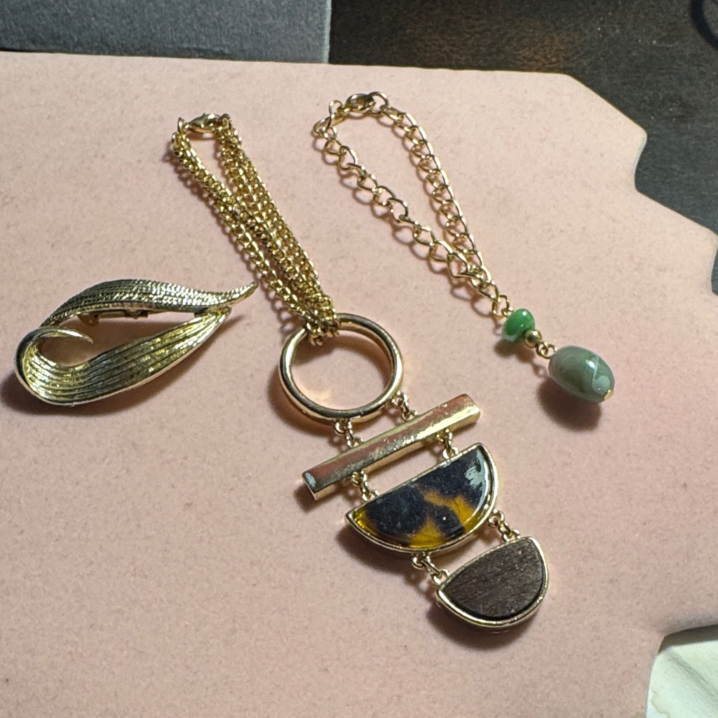 Gold Tone Purse Charm With Tortoiseshell Accent Brooch Steering Wheel Charm 10$
